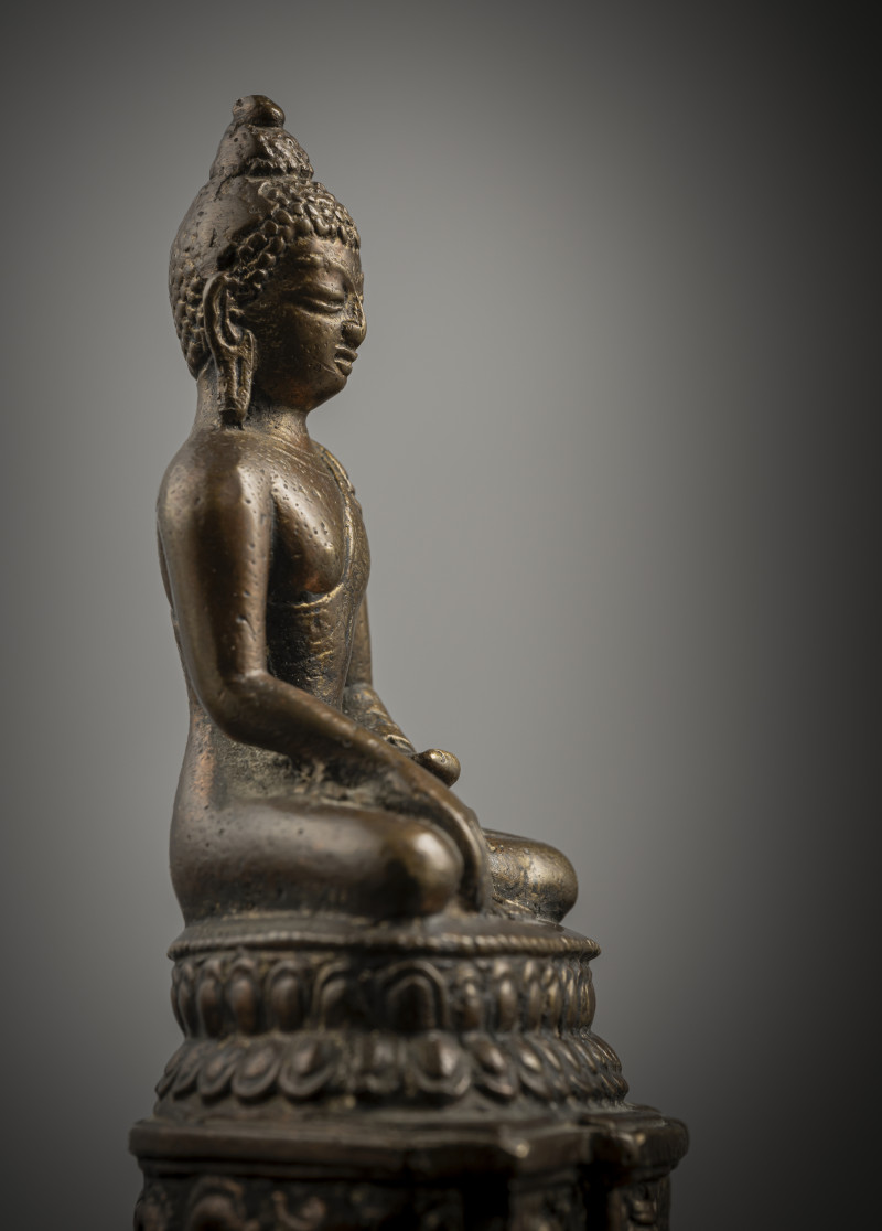 A BRONZE FIGURE OF AKSHOBHYA - 图3