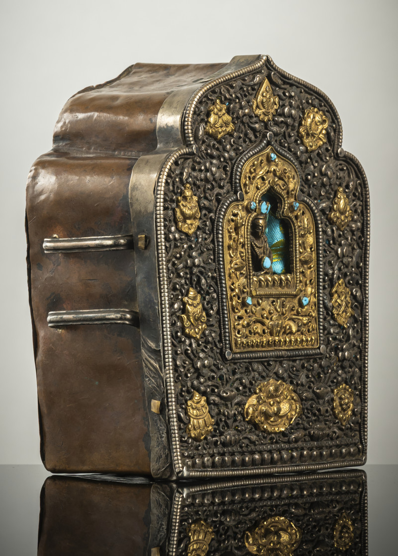 A copper gahu with partially gilded silver front with 'Buddhist emblems' and figure of Amitayus with turquoise inlays - 图2