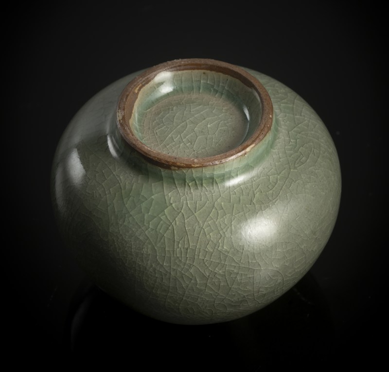 A Lotus bud Longquan vase with crackled celadon glaze - 图4