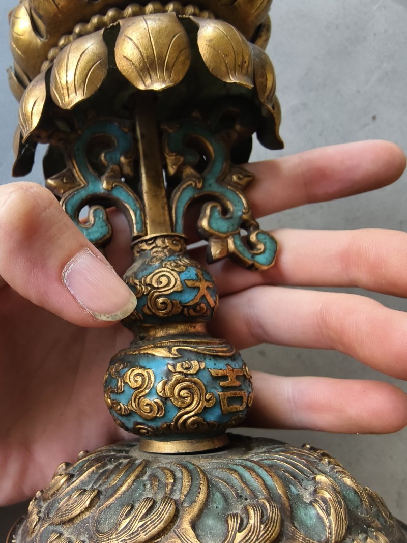 A Buddhist altar emblem made of fire-gilt copper with enamel decoration and lotus for incense sticks - 图5