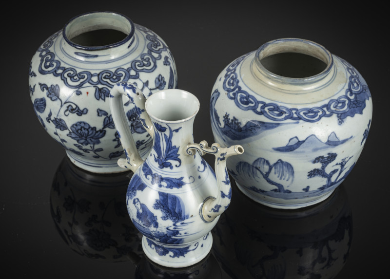 Two porcelain jars and a ewer with underglaze blue decoration - 图3