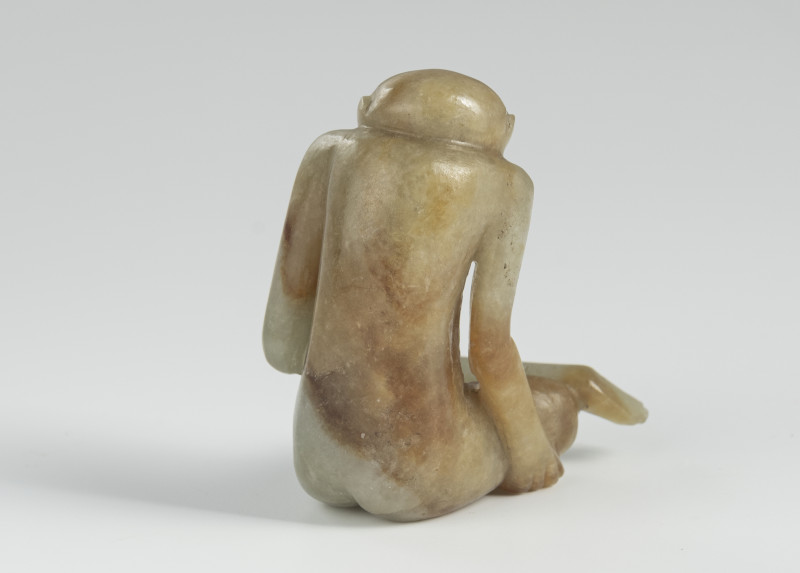 A sitting monkey carved from green caramel-coloured jade - 图4