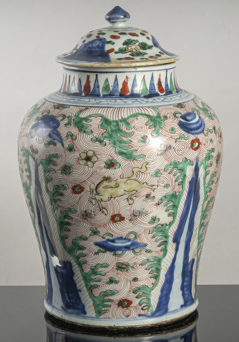 A 'Wucai' porcelain vase and cover with flying horses between waves and emblems - 图3