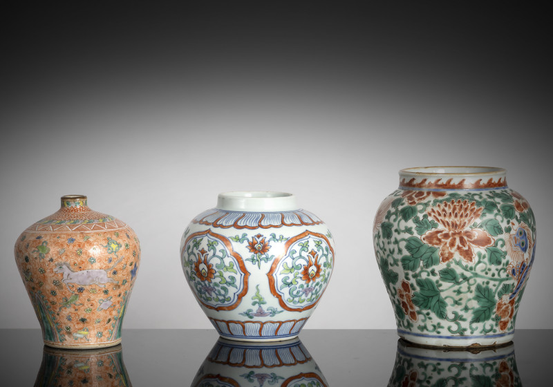 A Doucai jar, a meiping with flying horses and wucai jar with lion decoration - 图2