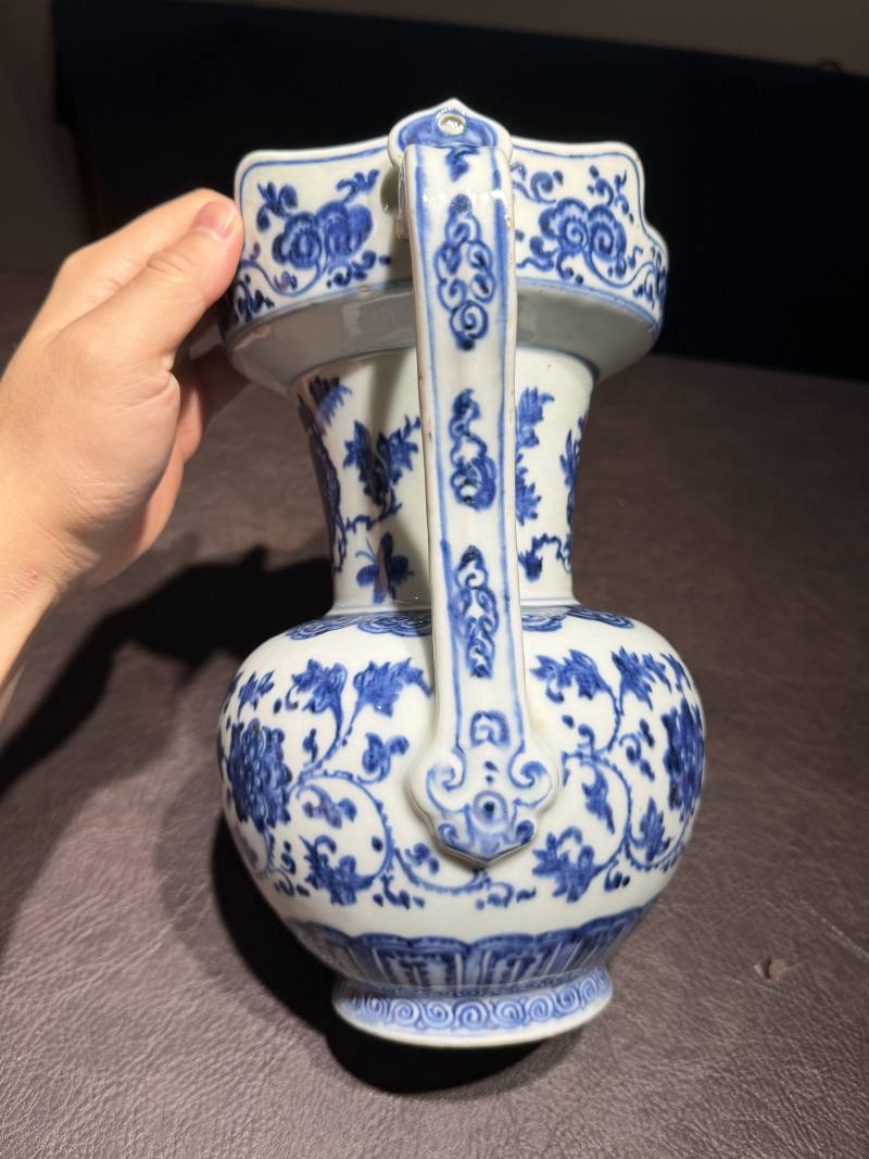 清乾隆 青花缠枝花卉纹僧帽壶 - 图10