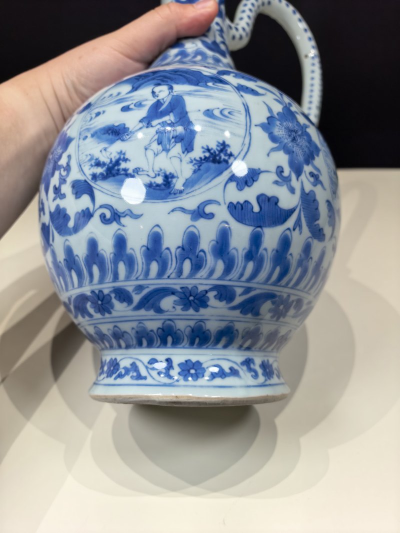明崇祯 青花缠枝花卉开光“渔樵耕读”故事图花浇 - 图13