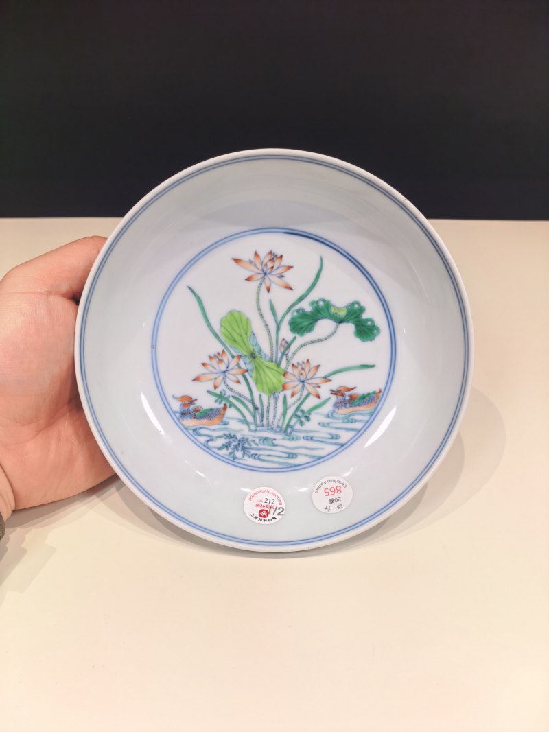 清雍正 斗彩鸳鸯荷塘图卧足盘一对 - 图13