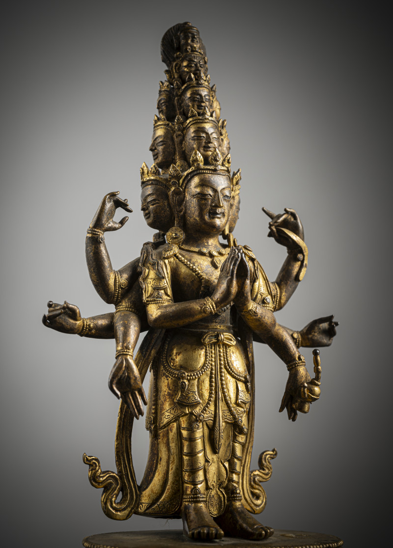 A GILT-BRONZE FIGURE OF EKADASHALOKESHVARA - 图2