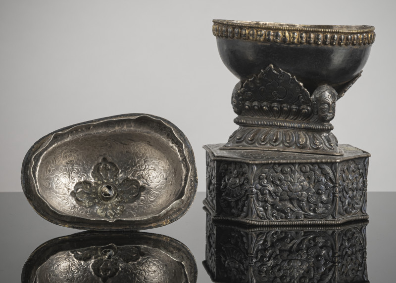 AN EMBOSSED PARCEL GILT SILVER KAPALA ON STAND - 图3