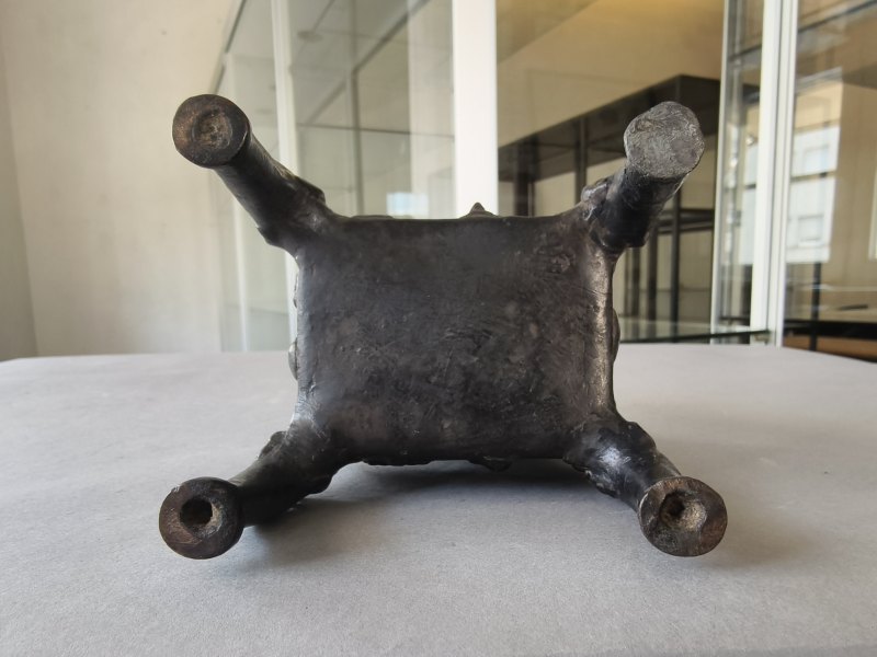 Two bronze incense burners, one on three legs, the second in the shape of a 'fang ding' - 图21