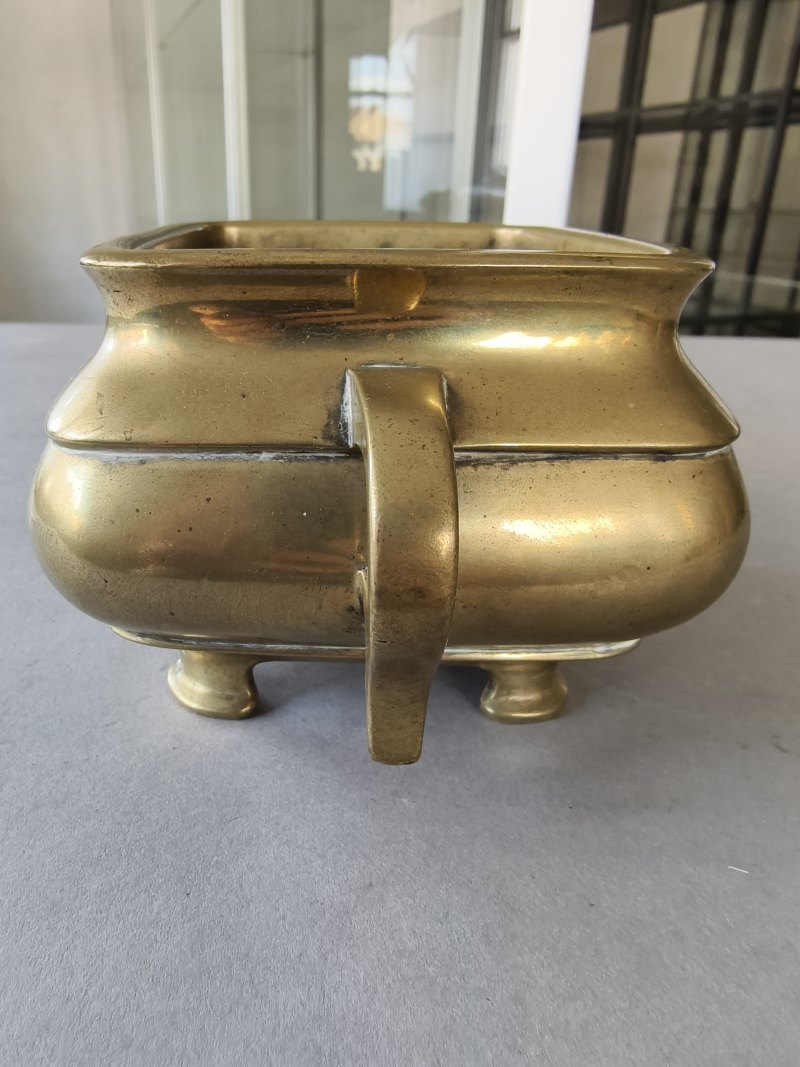 A gold-colored bronze censer on four legs with copper-inlaid Arabic inscription - 图8