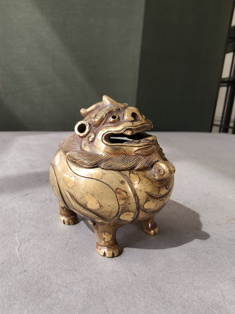 A small gold-splashed bronze censer in the shape of a Luduan - 图10