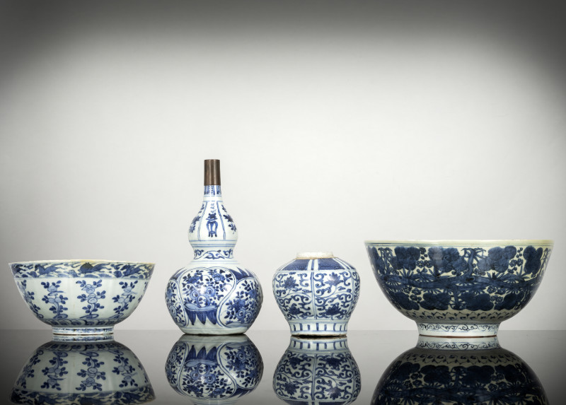 Two bowls, a vase and a jar, all with underglaze blue decoration - 图2