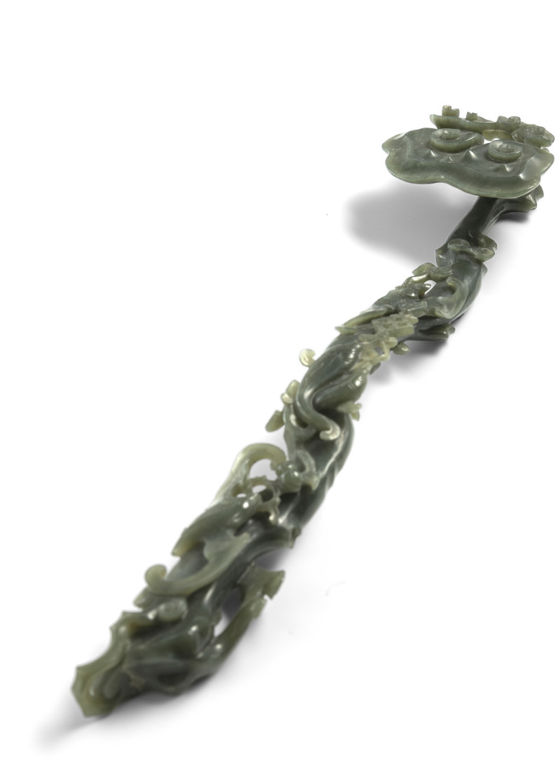 A fine carved spinach green jade sceptre with lingzhi, double fish and bats in relief - 图4
