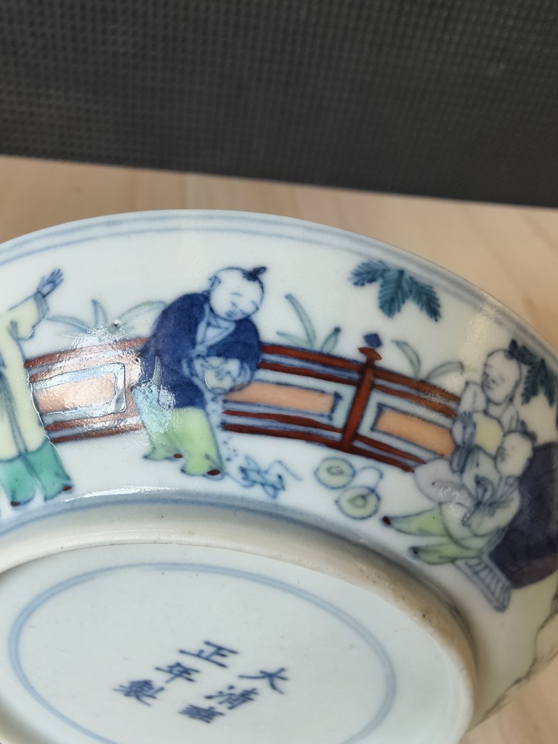 A 'Doucai' saucer with decoration of playing boys - 图11