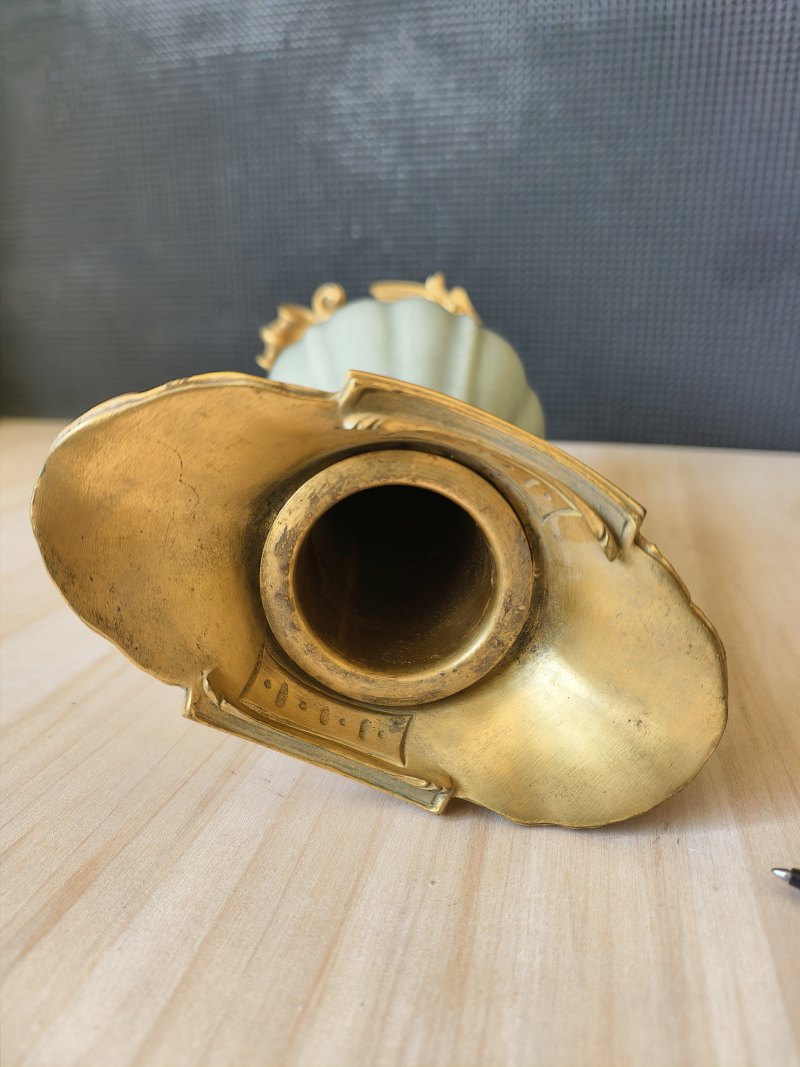 A ribbed porcelain celadon vase in a fine ormolu mount - 图17
