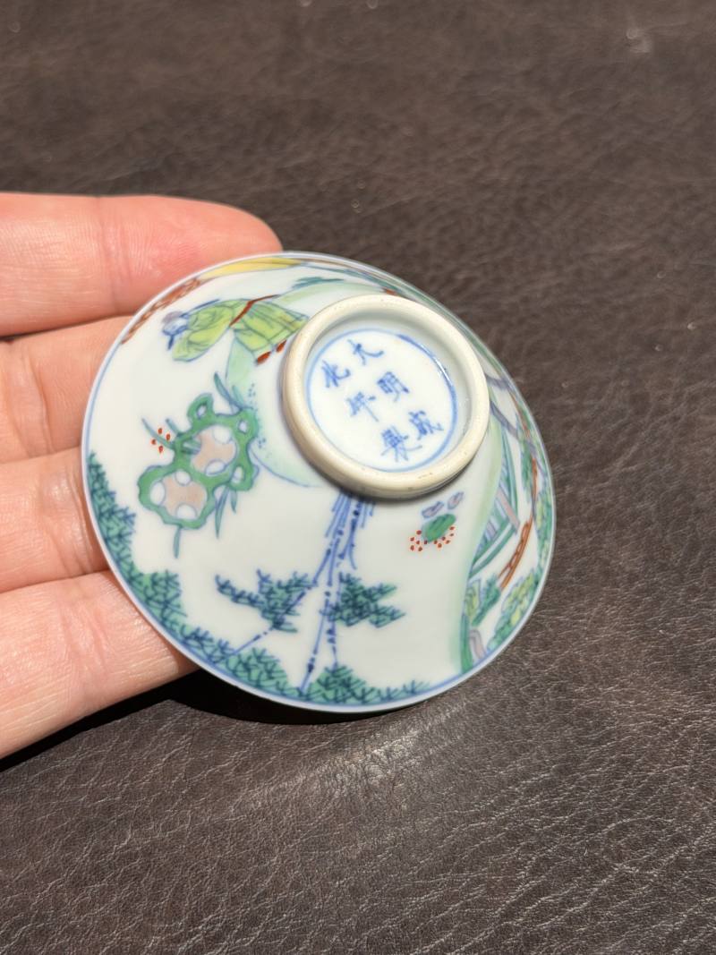清雍正 斗彩米芾拜石图斗笠杯 - 图11
