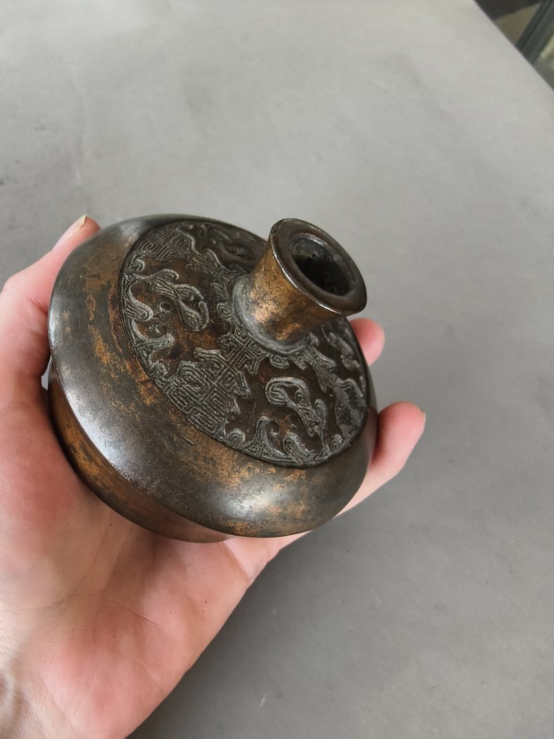 A bronze vessel 'hu' in archaic style with partial gilding - 图20