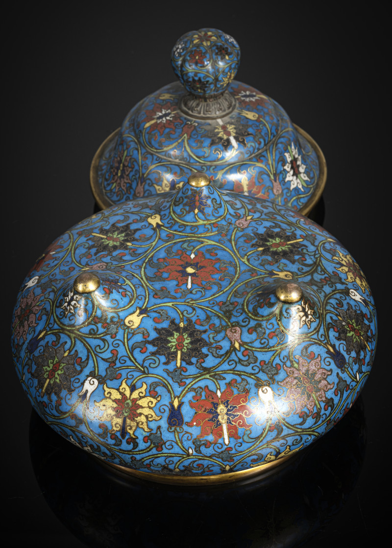 A good Cloisonné incense burner and cover, partially fire-gilt on a wooden stand - 图4