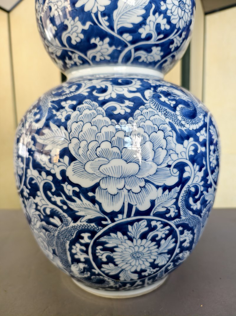 A large and rare 'triple gourd' porcelain vase with underglaze blue dragon decoration - 图9