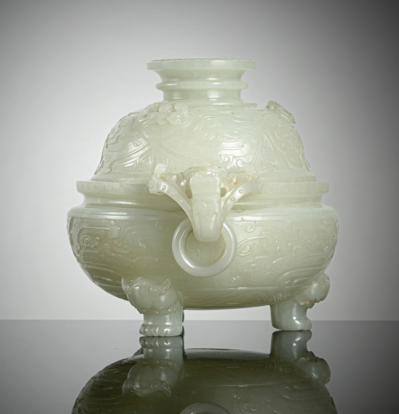 An exquisite carved light green jade censer and cover in archaic style - 图2