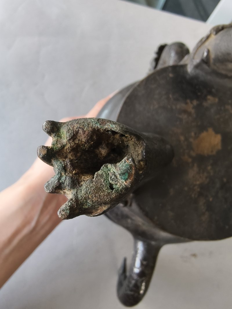 Ann unusual bronze censer on three feet with dragon handles - 图18