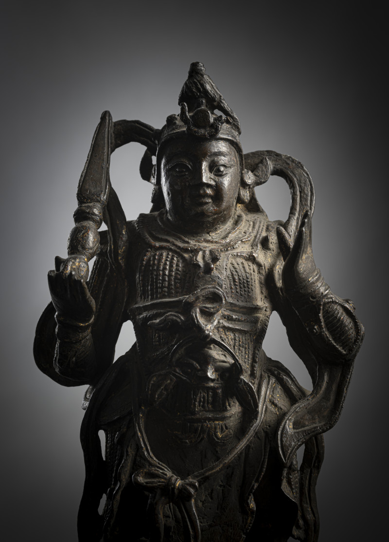 A bronze figure of standing Weituo on a stand dressed in splendid armour with traces of gilding - 图3