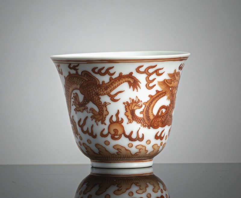 An iron red decorated porcelain dragon wine cup - 图2