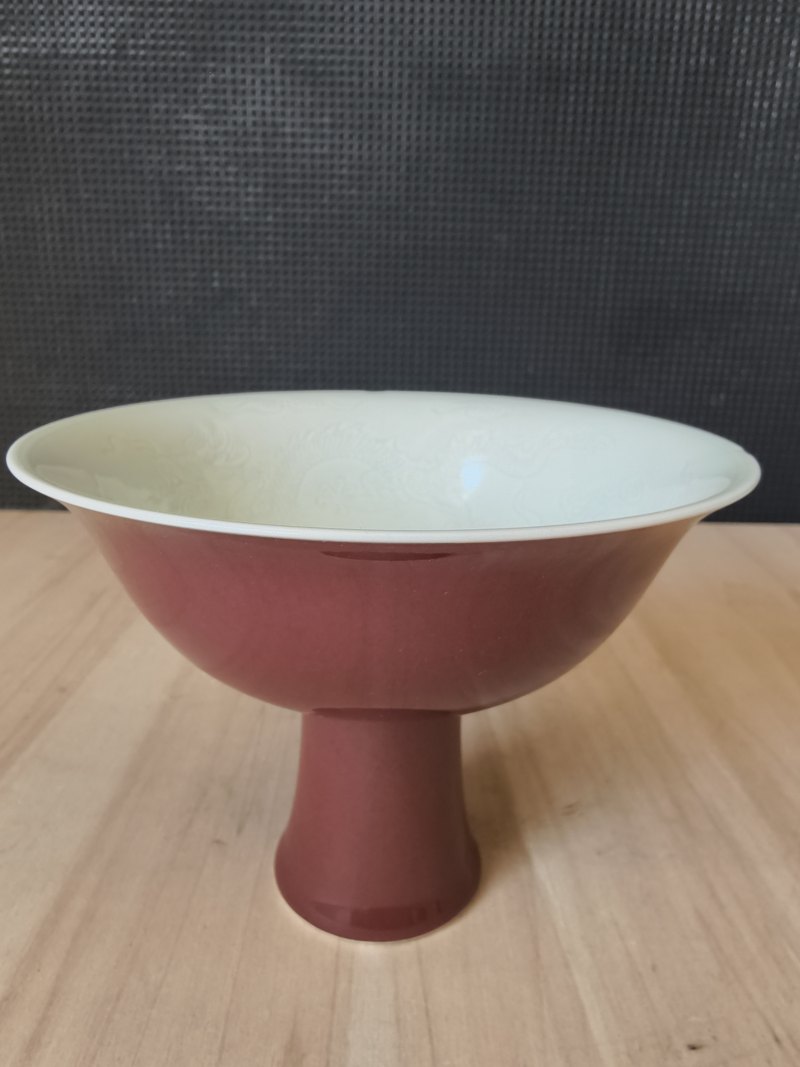 A copper-red glazed porcelain 'stemcup' with anhua decoration of dragons inside - 图11