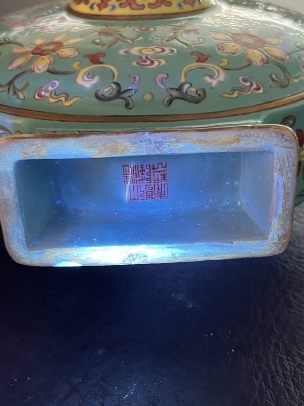 清乾隆 松绿地洋彩瑞莲纹抱月瓶 - 图32