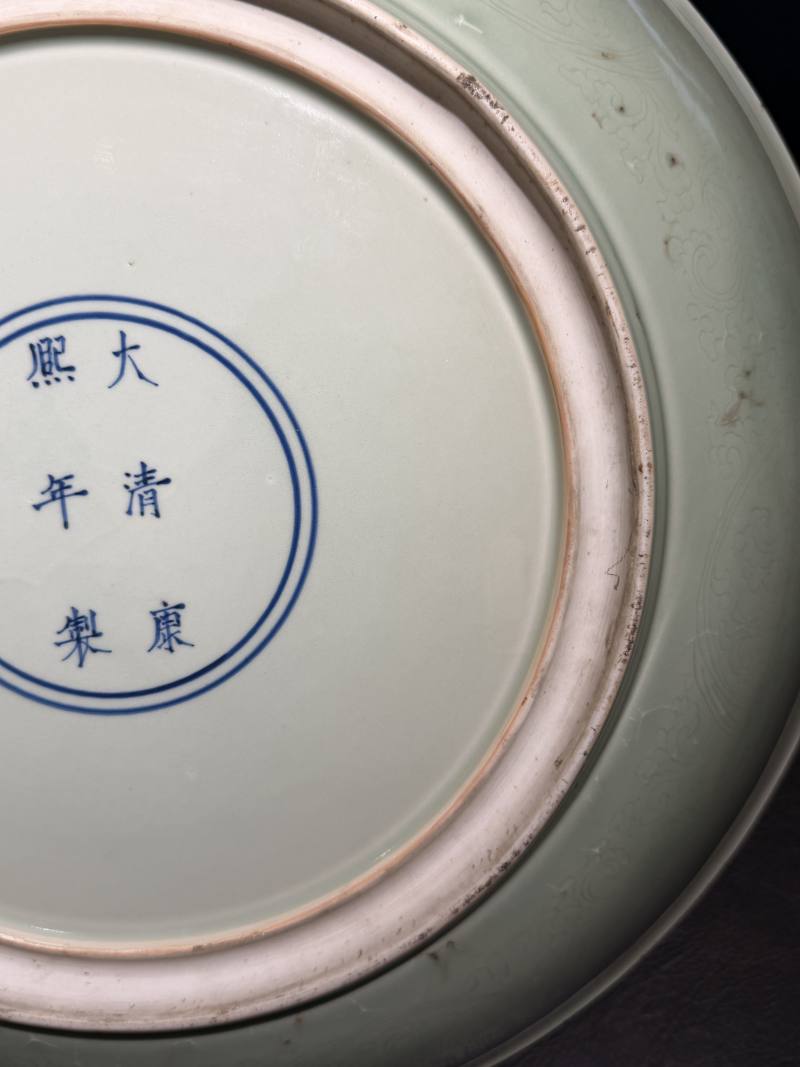 清康熙 冬青釉暗刻缠枝莲纹大盘 - 图13