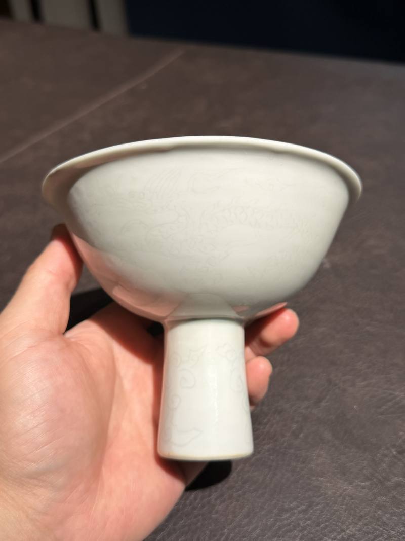 明嘉靖 白釉暗刻龙纹高足杯 - 图3