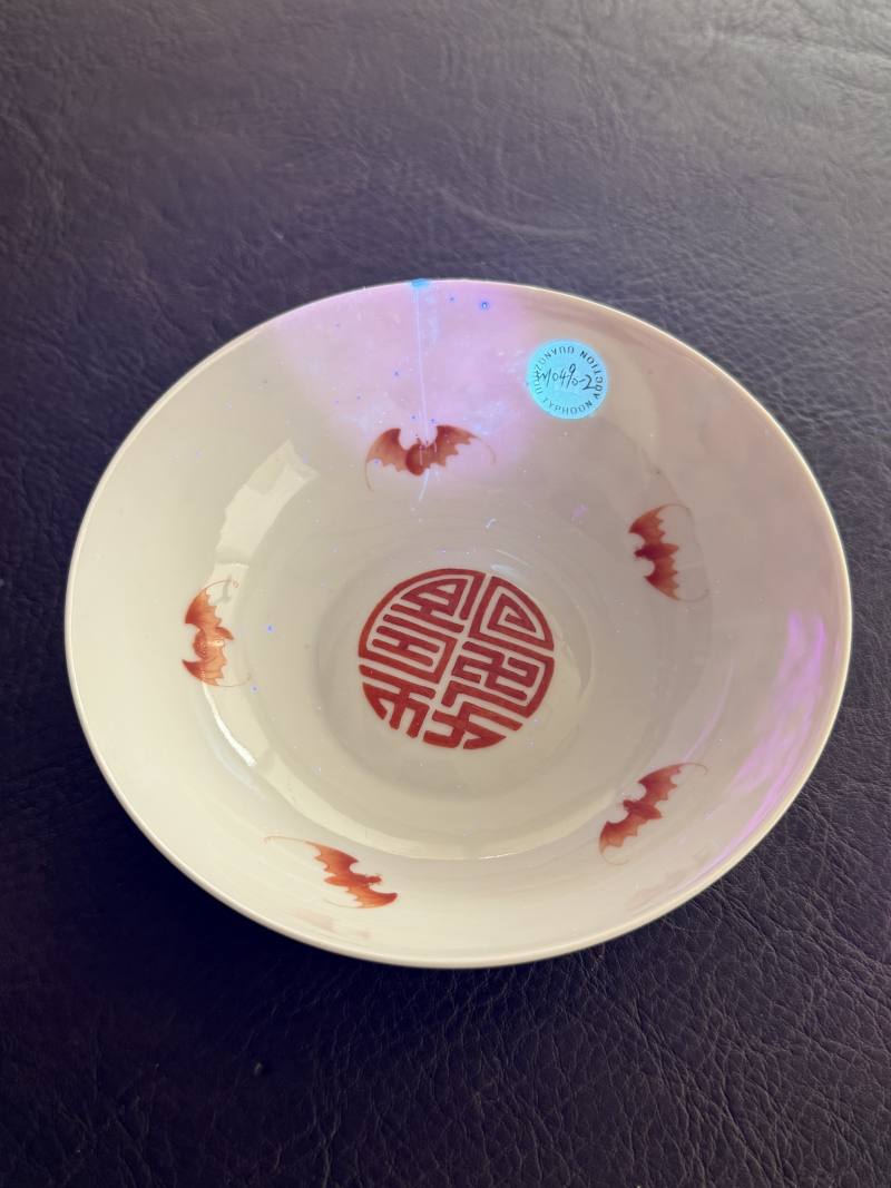 清道光 “嶰竹造”宫粉地洋彩开光博古花卉纹宫碗 - 图13