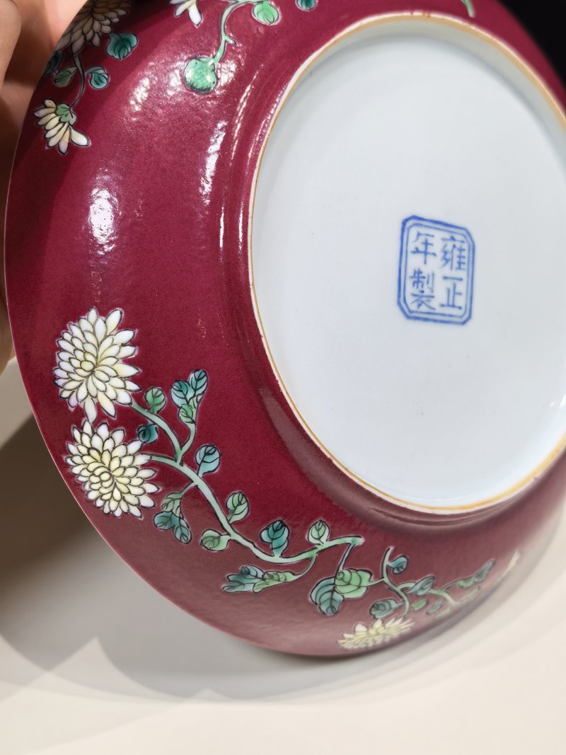 清雍正 珐琅彩胭脂红地菊花纹小盘 - 图21