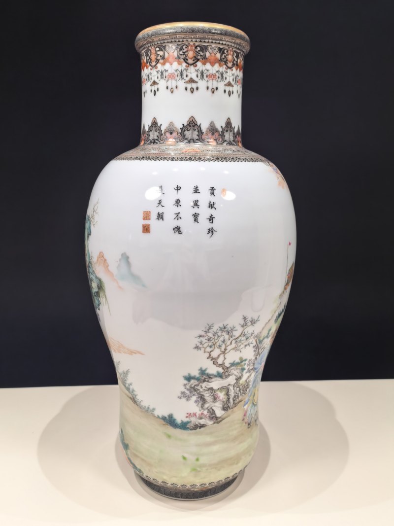 民国 仿乾隆珐琅彩献宝图瓶 - 图5