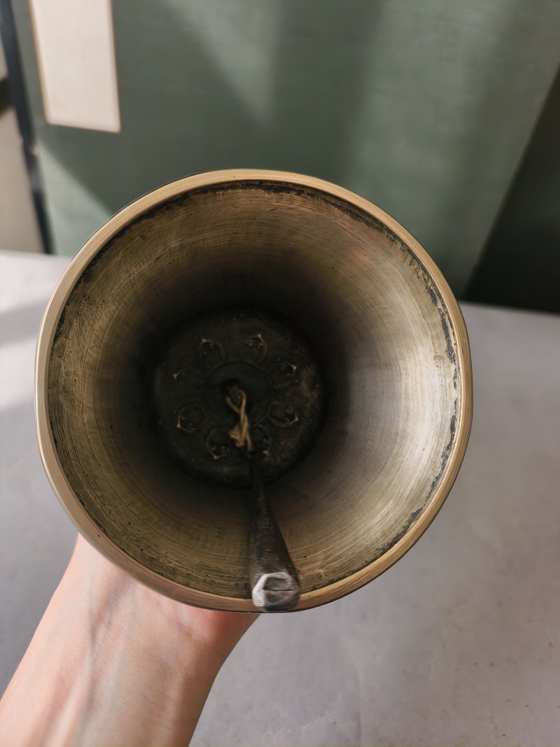 A metal bell (ghanta) and a phurbu - 图21