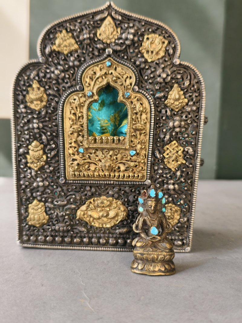 A copper gahu with partially gilded silver front with 'Buddhist emblems' and figure of Amitayus with turquoise inlays - 图17