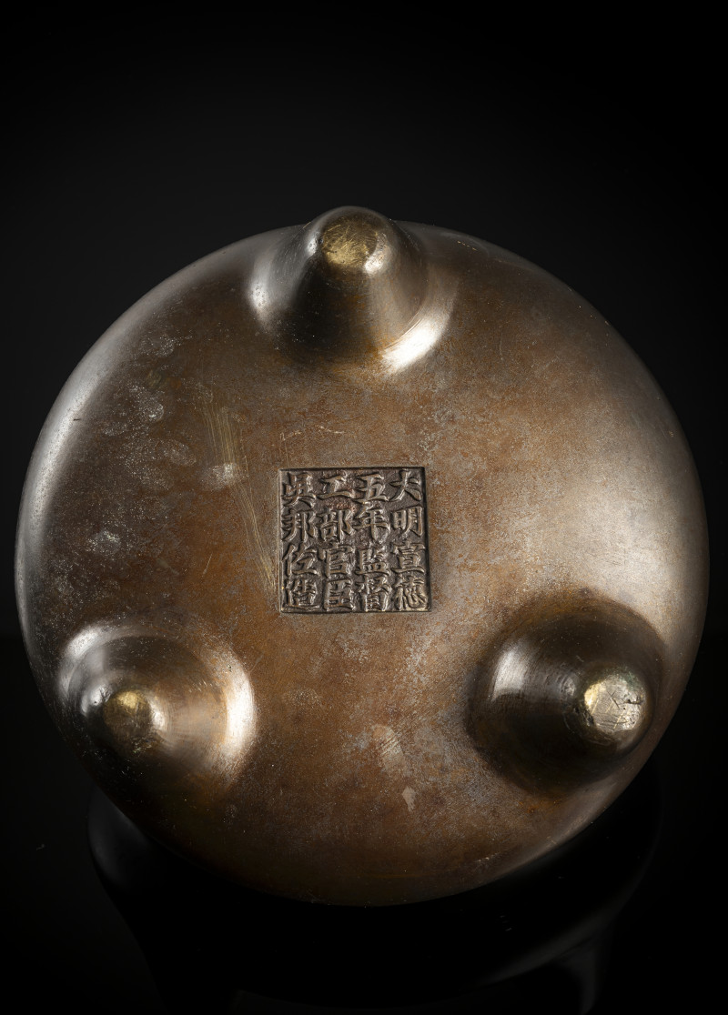 A tripod bronze incense burner with handles on the rim - 图4
