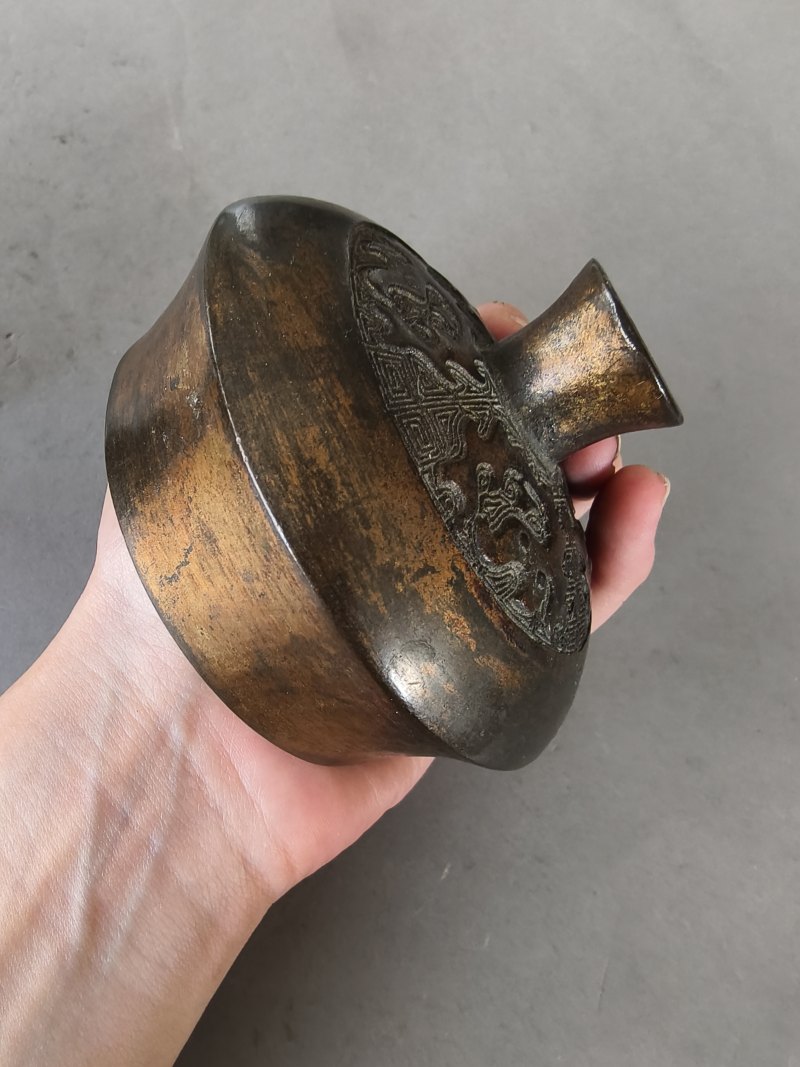 A bronze vessel 'hu' in archaic style with partial gilding - 图18