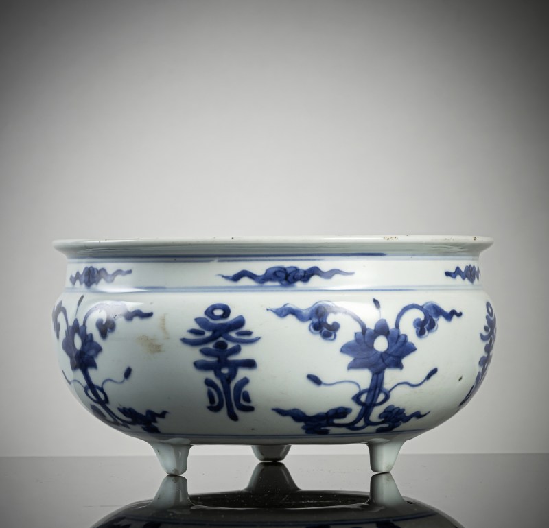 A porcelain censer on three short feet with underglaze blue decoration of lotus, foliage and 'shou' characters - 图3