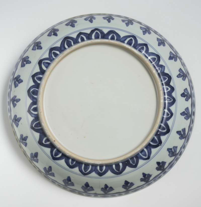 Six large porcelain round plates decorated in underglaze blue - 图13
