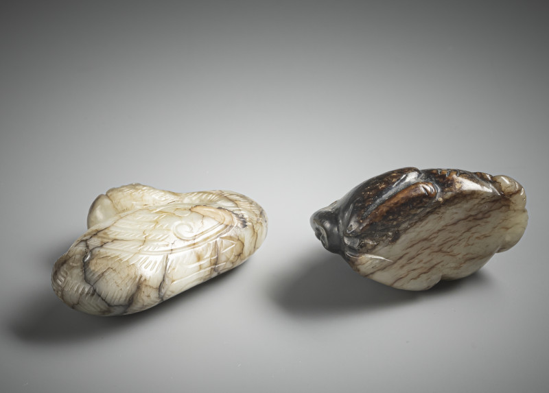 Two jade carvings: Reclining duck and seated hare made of green jade, partly with black inclusions - 图5