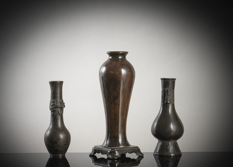 A group of three bronze vases - 图2