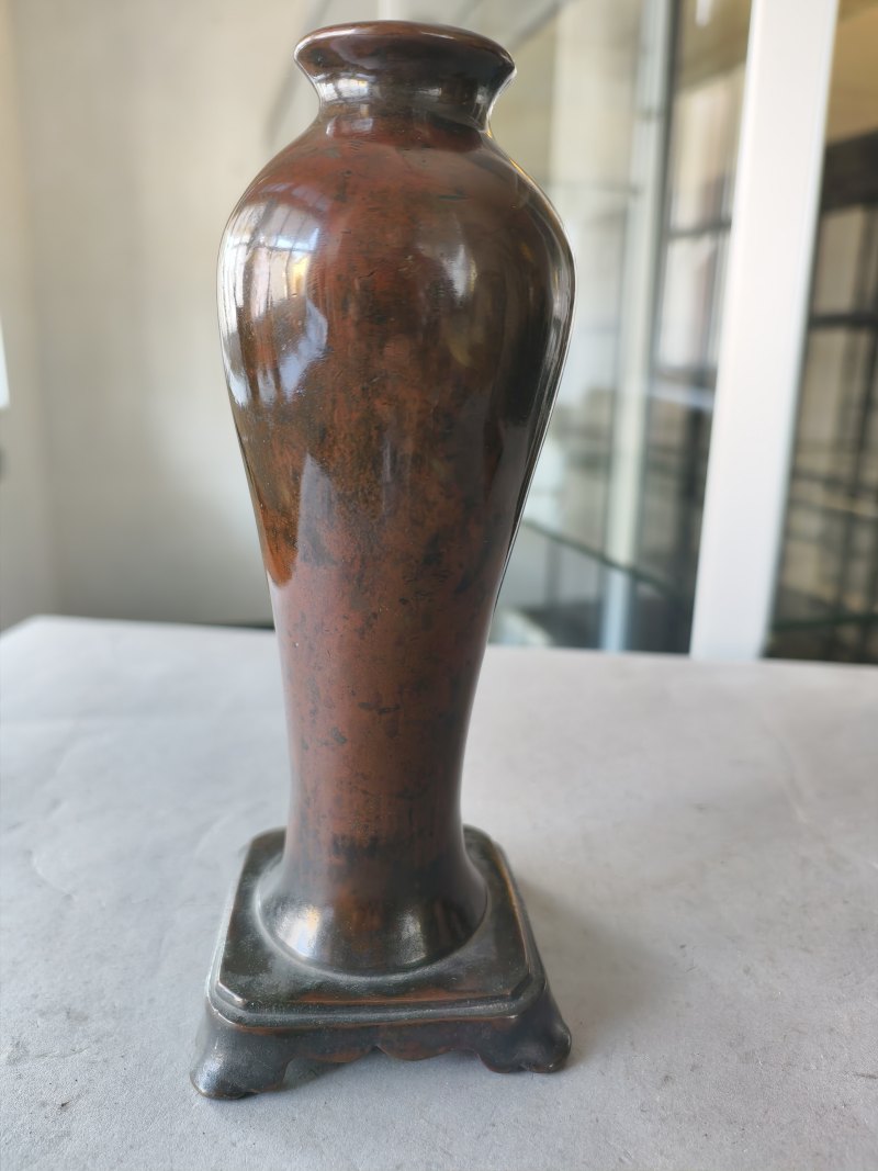 A group of three bronze vases - 图34