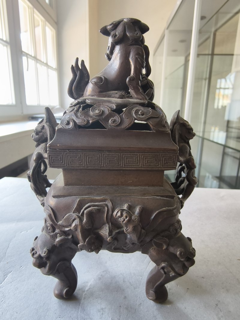 A bronze censer and a part-gilt 'gu'-shaped bronze vase - 图12