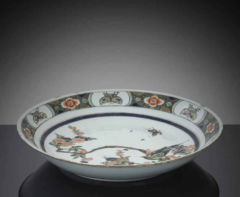 A large 'Famille verte' plate with decoration of a magpie on a flowering branch with butterfly and seal - 图5