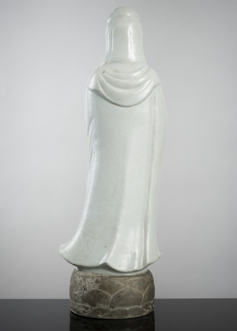 A Dehua porcelain figure of the standing Guanyin - 图2