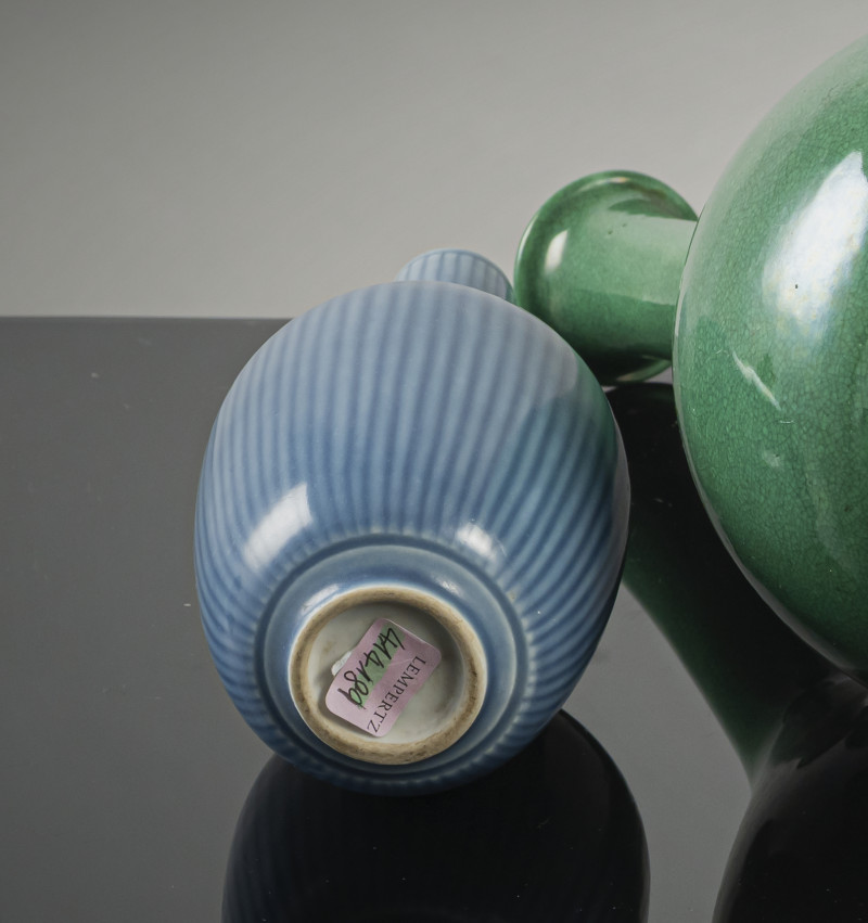 A blue glazed narrow neck porcelain vase with ribbed wall and neck - 图3