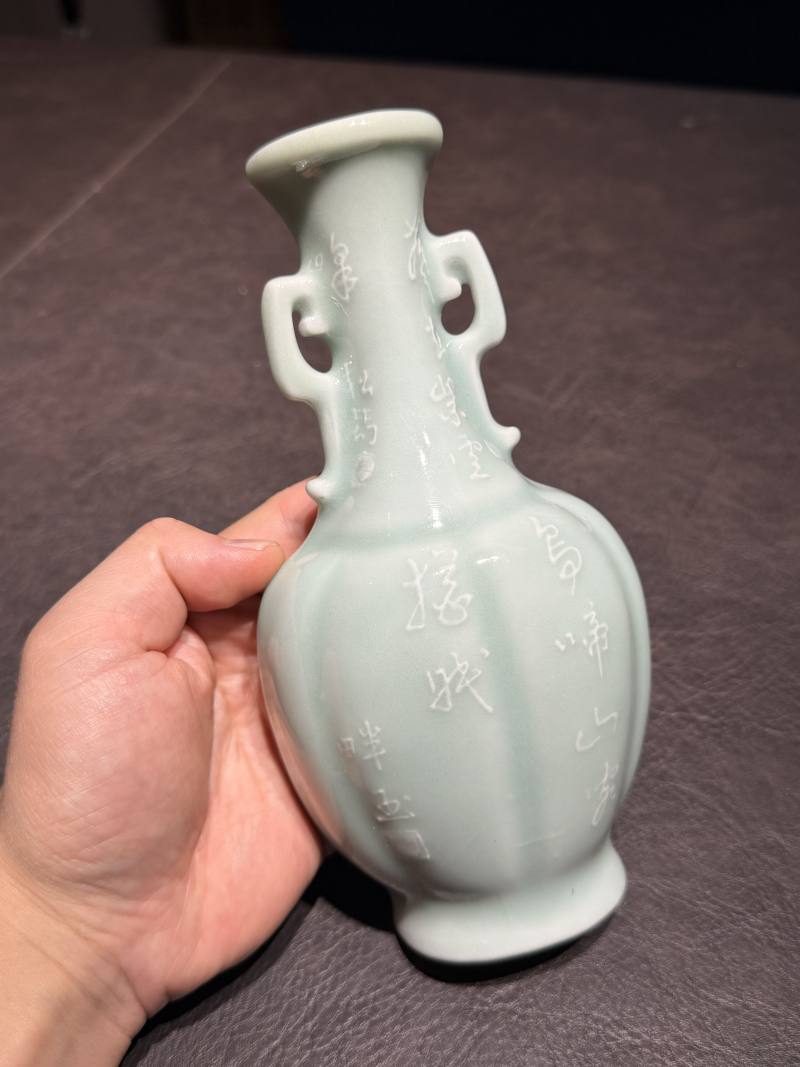 清乾隆 唐英风格粉青釉堆白诗文如意耳壁瓶（老盒） - 图3