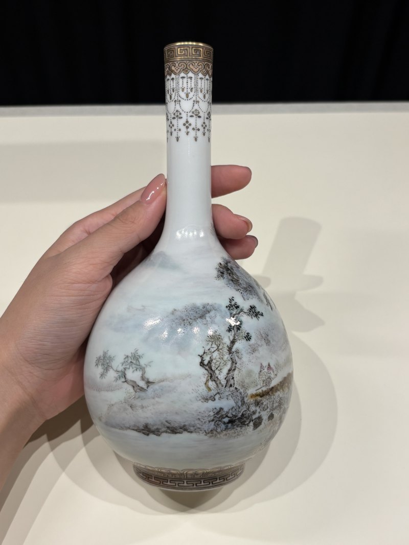 民国 粉彩描金石庐款山水人物胆瓶 - 图4